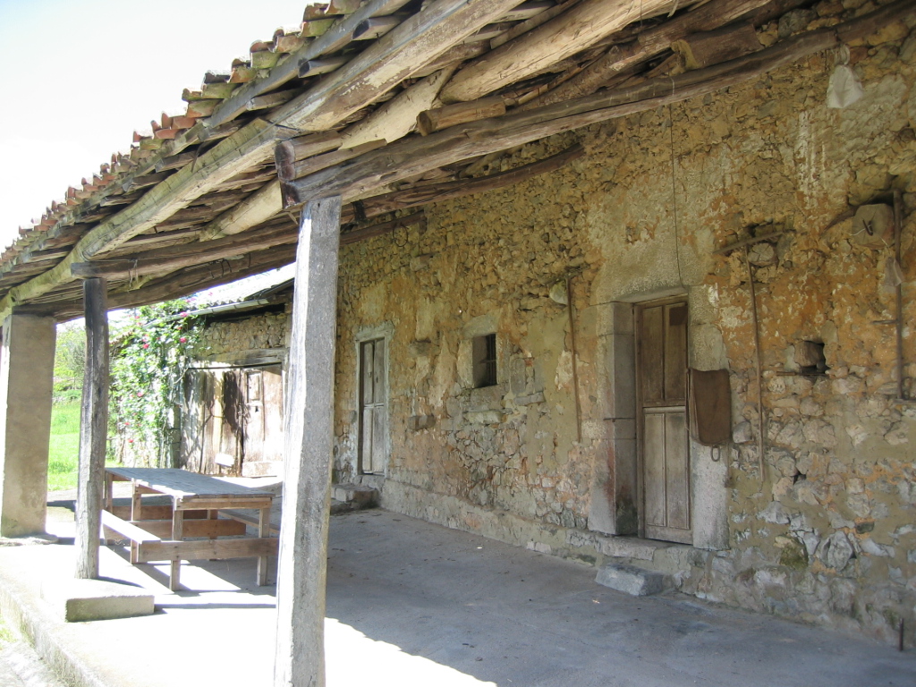 Casa Vázquez en Tuernes el Grande-Cuadra-Tendejón